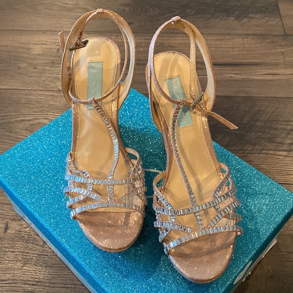 Blue by Betsey Johnson Ember Wedges Champagne - Picture 1 of 9
